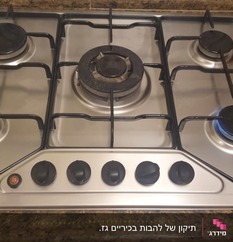 כיריים גז עם חמישה מבערים וכפתורי שליטה